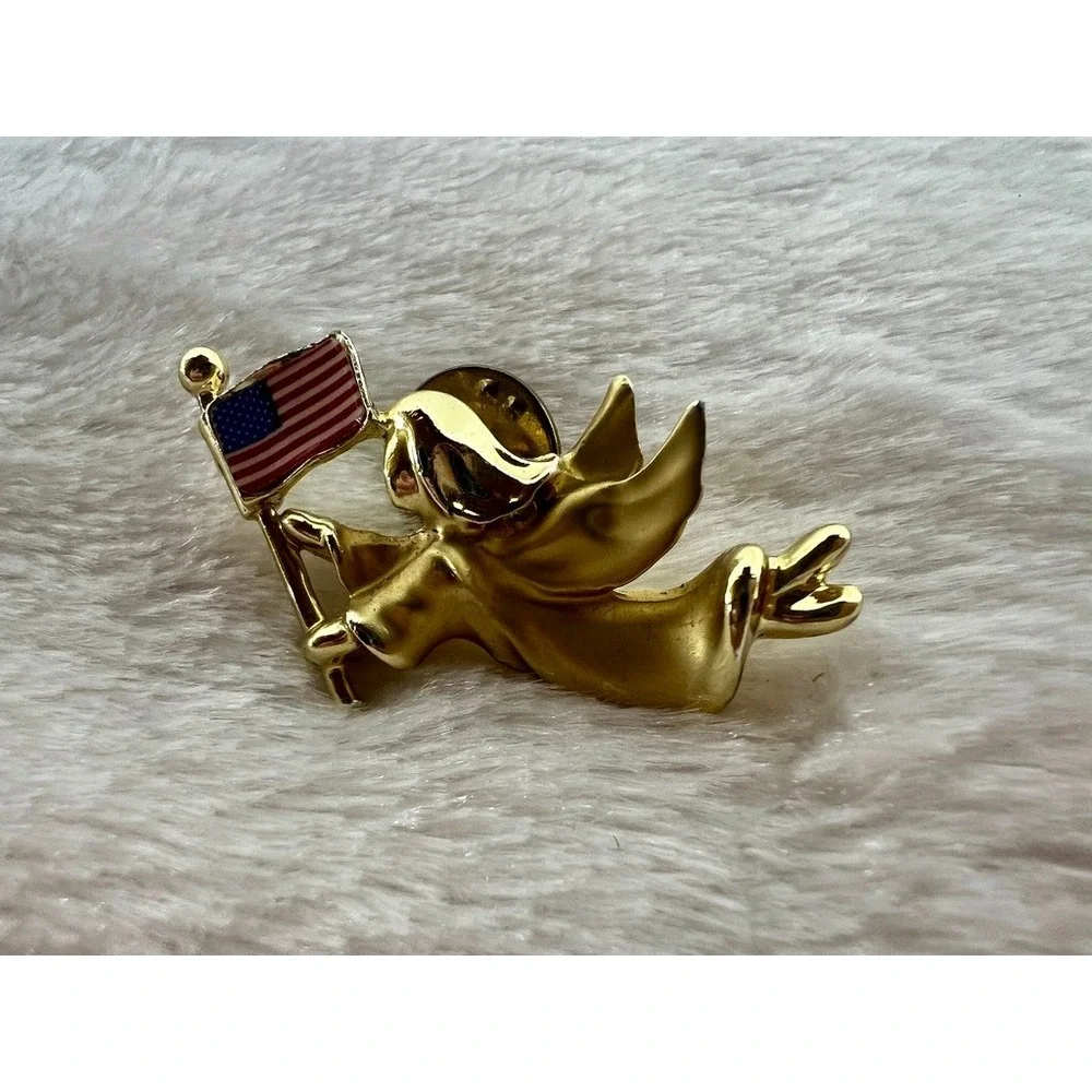 GiGi pin brooch